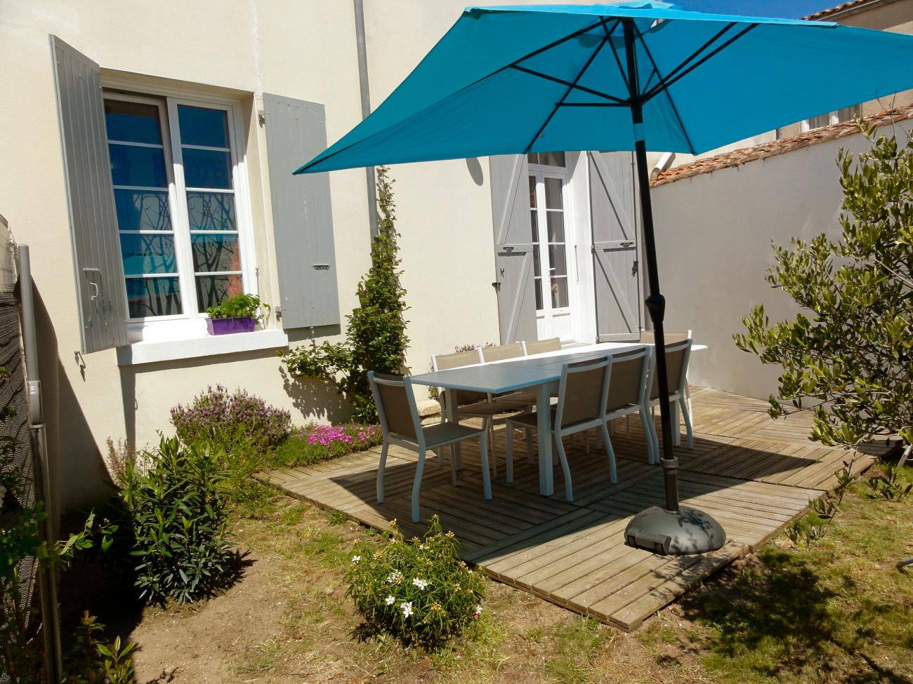 7vq_Jardin 5 parasol bleu retouchee.jpg